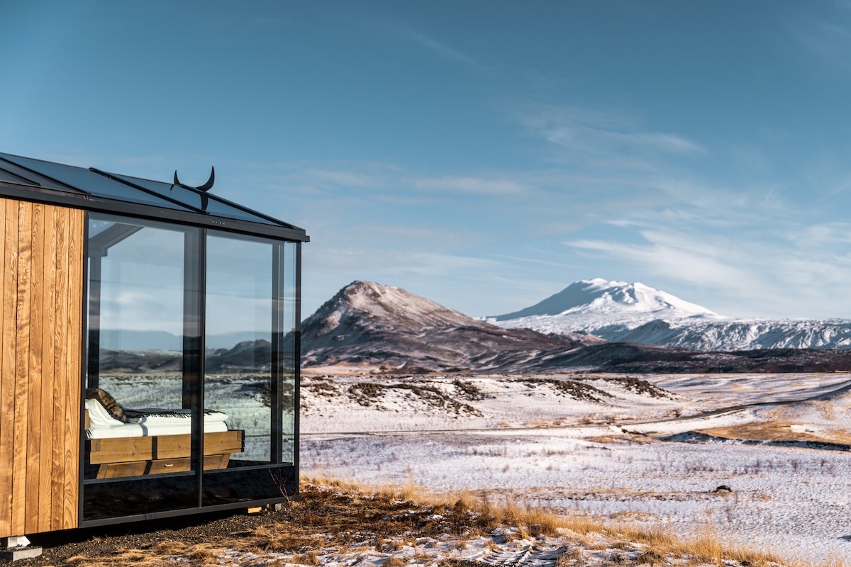 Фотография: Через окно — к звездам: в Исландии туристам предлагают провести ночь в домиках с прозрачными стенами №3 - BigPicture.ru