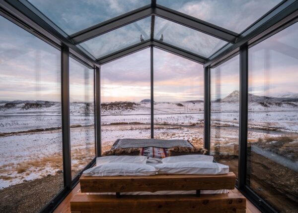 Через окно — к звездам: в Исландии туристам предлагают провести ночь в домиках с прозрачными стенами