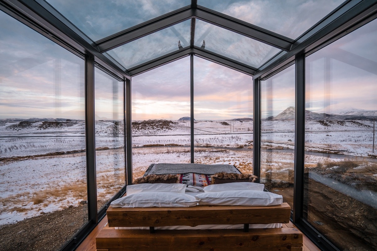 Фотография: Через окно — к звездам: в Исландии туристам предлагают провести ночь в домиках с прозрачными стенами №1 - BigPicture.ru