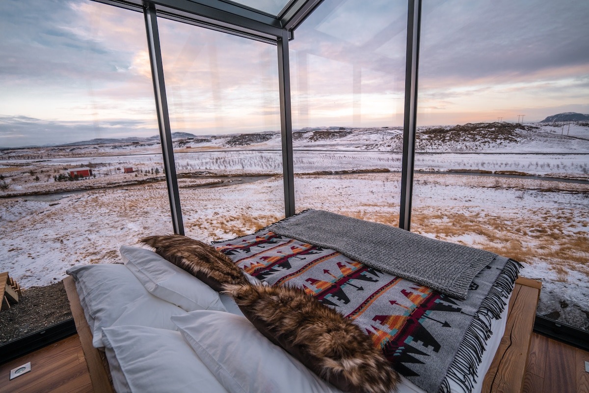 Фотография: Через окно — к звездам: в Исландии туристам предлагают провести ночь в домиках с прозрачными стенами №8 - BigPicture.ru