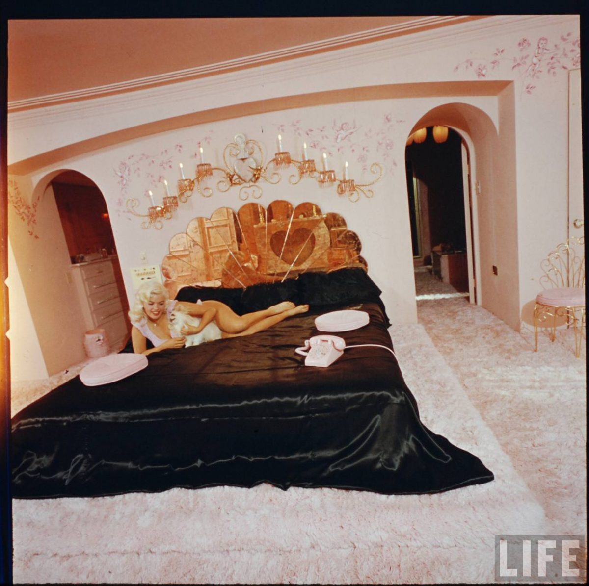Фотография: Как выглядел гламурный розовый дворец голливудской секс-бомбы Джейн Мэнсфилд №5 - BigPicture.ru