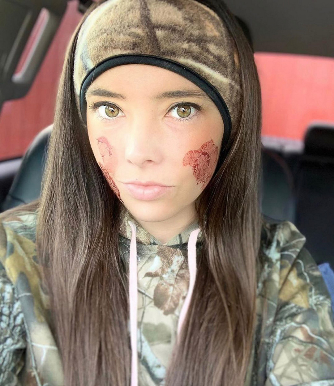 Фотография: Красивые девушки на охоте: в Instagram появился аккаунт, который многие осудят №30 - BigPicture.ru