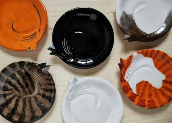 12 прекрасных декоративных тарелок в виде уютно свернувшихся кошек