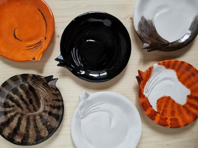 Фотография: 12 прекрасных декоративных тарелок в виде уютно свернувшихся кошек №1 - BigPicture.ru