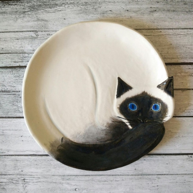 Фотография: 12 прекрасных декоративных тарелок в виде уютно свернувшихся кошек №5 - BigPicture.ru