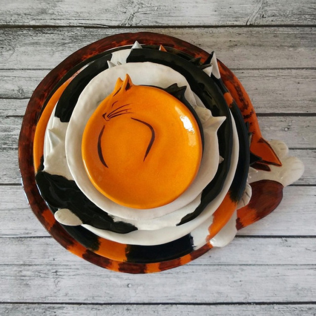 Фотография: 12 прекрасных декоративных тарелок в виде уютно свернувшихся кошек №4 - BigPicture.ru