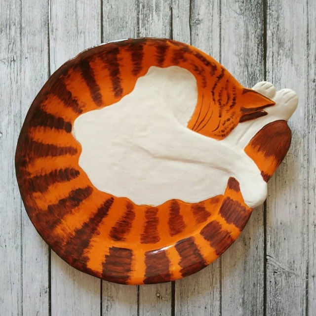 Фотография: 12 прекрасных декоративных тарелок в виде уютно свернувшихся кошек №2 - BigPicture.ru