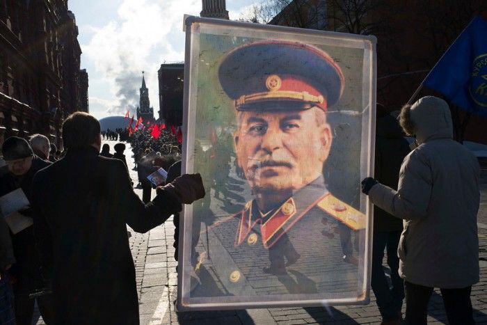 Фотография: Пожилой житель Москвы погиб из-за Сталина, когда вешал его портрет в подъезде №2 - BigPicture.ru