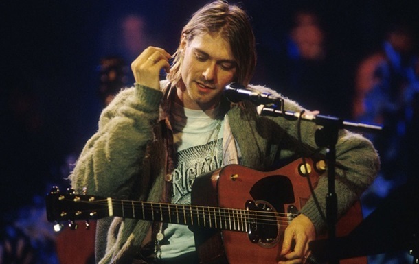 Фотография: Самой дорогой гитарой в истории стал инструмент Курта Кобейна с концерта Nirvana MTV Unplugged №1 - BigPicture.ru