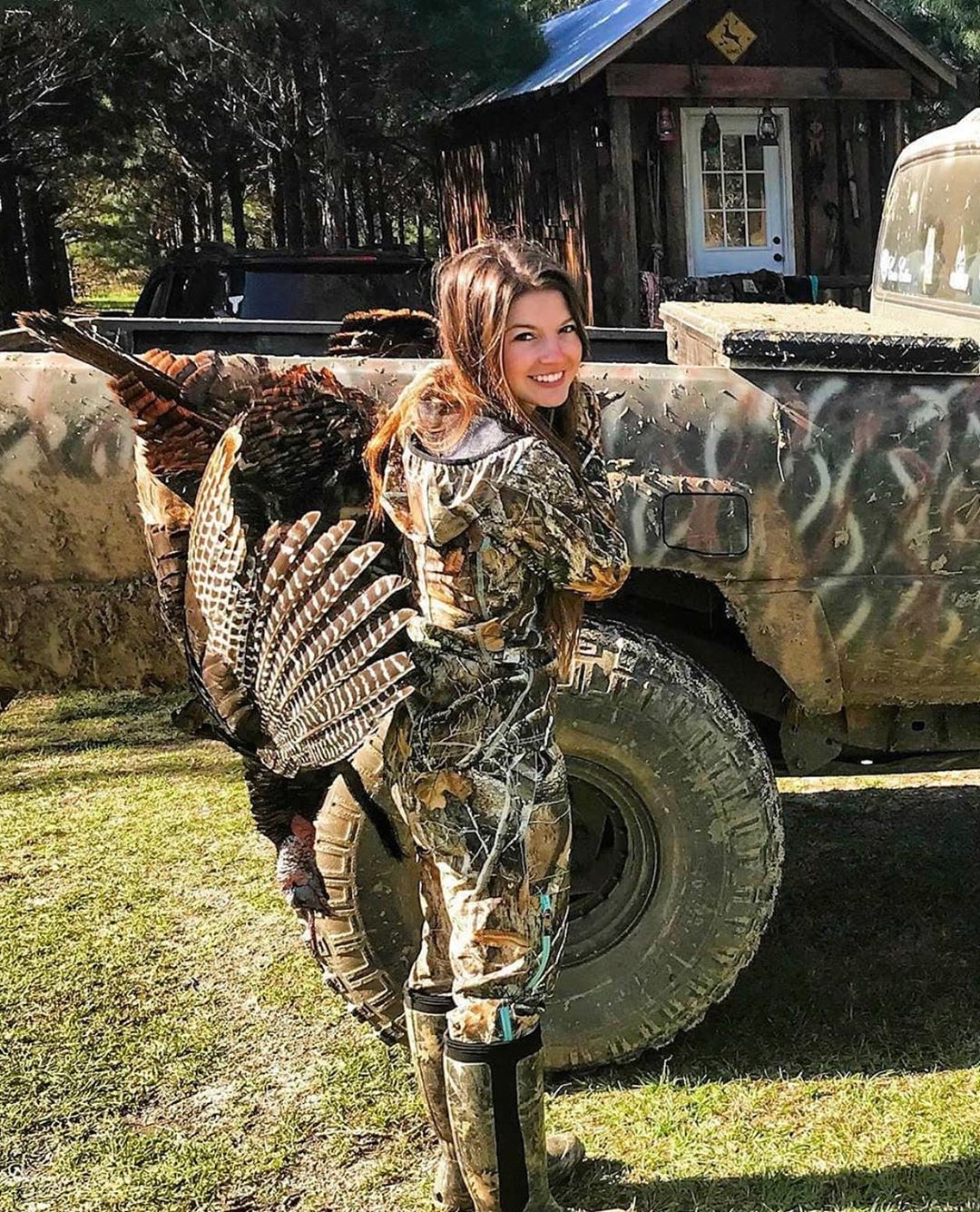 Фотография: Красивые девушки на охоте: в Instagram появился аккаунт, который многие осудят №20 - BigPicture.ru