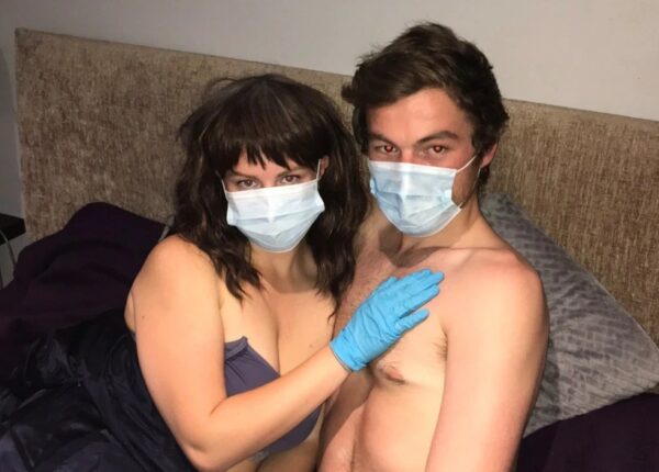 Безопасный секс: британка с коронафобией занимается любовью только в маске и перчатках