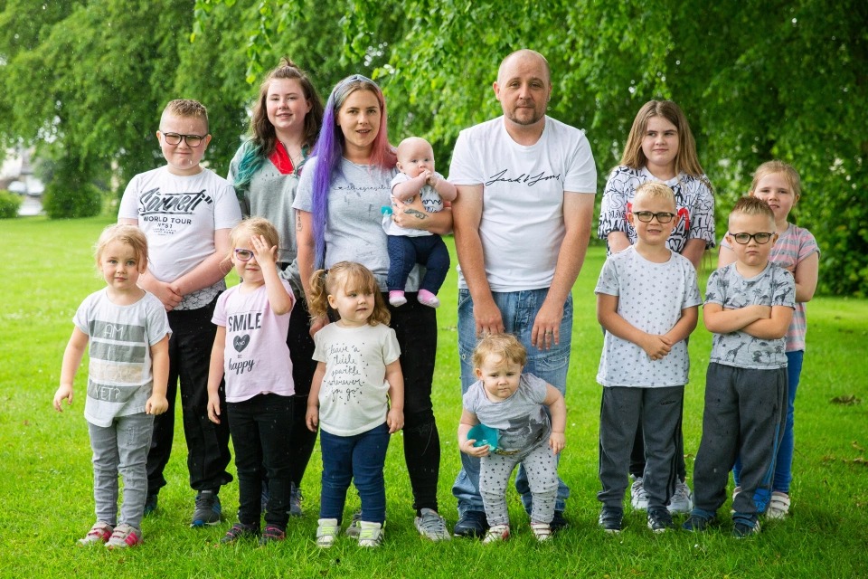 Фотография: Семейная футбольная команда: супруги воспитывают 11 детей и дали им номера, чтобы не запутаться №3 - BigPicture.ru