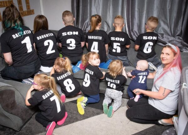 Семейная футбольная команда: супруги воспитывают 11 детей и дали им номера, чтобы не запутаться