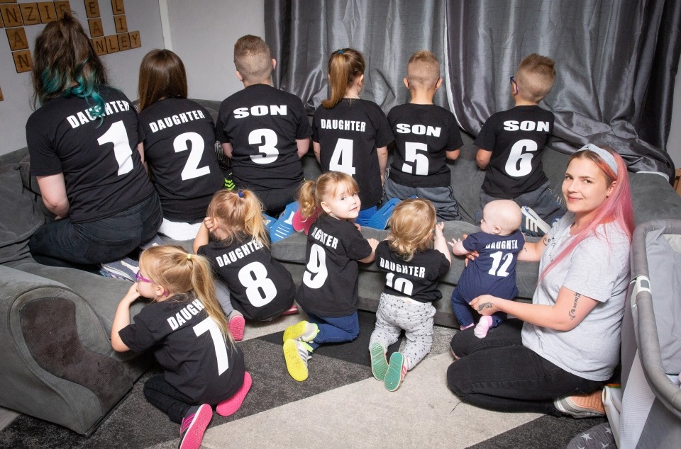 Фотография: Семейная футбольная команда: супруги воспитывают 11 детей и дали им номера, чтобы не запутаться №1 - BigPicture.ru