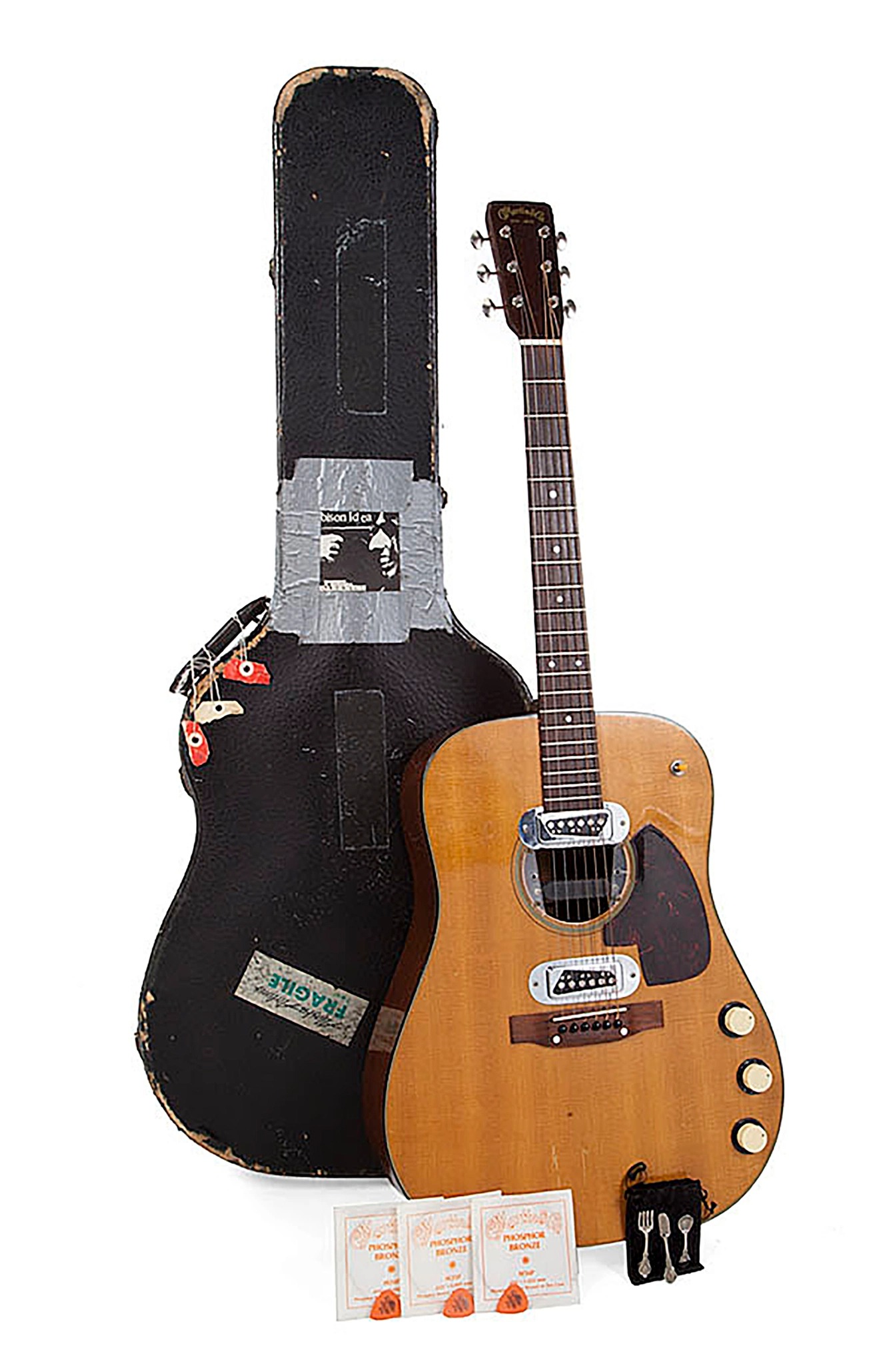Фотография: Самой дорогой гитарой в истории стал инструмент Курта Кобейна с концерта Nirvana MTV Unplugged №3 - BigPicture.ru