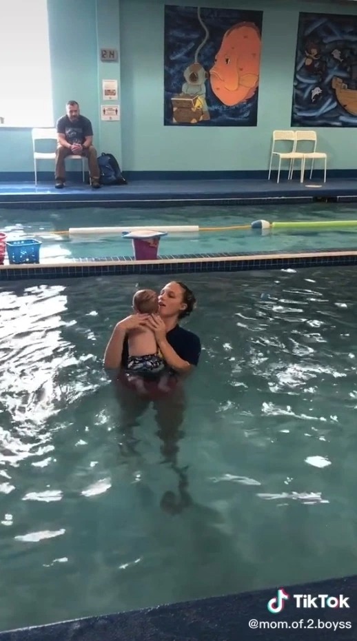 Фотография: Мать получает угрозы убийством за то, что разрешила бросить 8-месячного сына в бассейн на уроке по выживанию №4 - BigPicture.ru