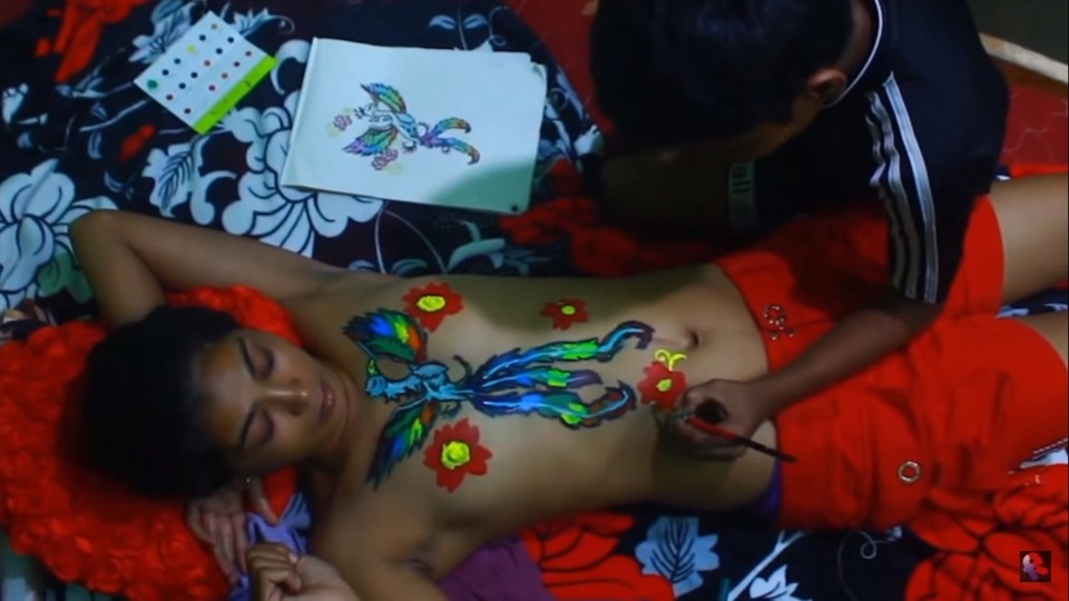 Фотография: Мать из Индии арестовали за то, что она разрешала детям разрисовывать свое голое тело №1 - BigPicture.ru