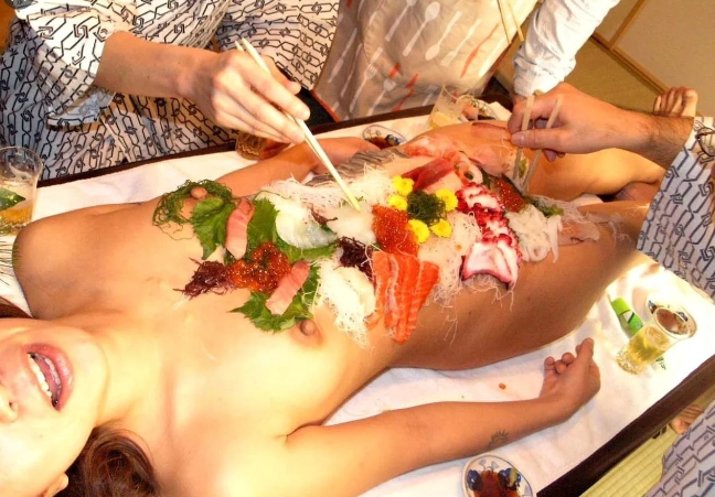 Фотография: Ниотамори: как появилась традиция есть суши с обнаженного женского тела №5 - BigPicture.ru