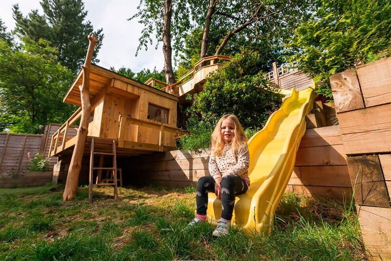 Фотография: Дочка в восторге! Дом на дереве из старых досок, который построил заботливый отец №14 - BigPicture.ru