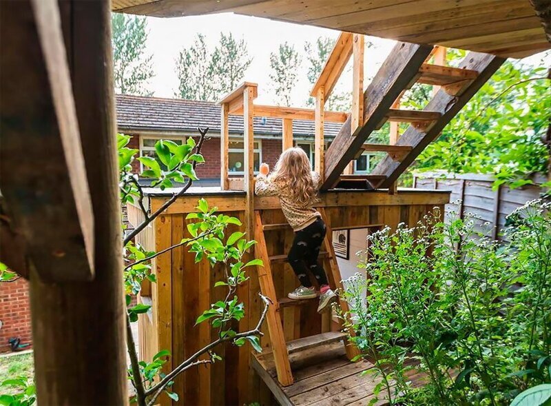 Фотография: Дочка в восторге! Дом на дереве из старых досок, который построил заботливый отец №9 - BigPicture.ru