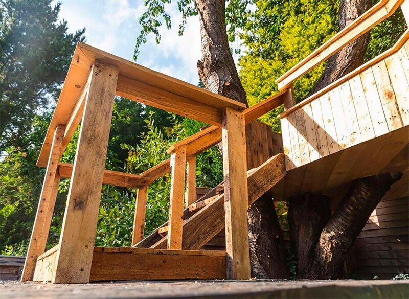 Фотография: Дочка в восторге! Дом на дереве из старых досок, который построил заботливый отец №8 - BigPicture.ru