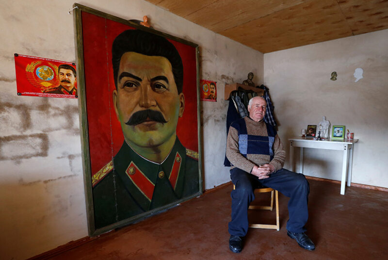 Фотография: Пожилой житель Москвы погиб из-за Сталина, когда вешал его портрет в подъезде №3 - BigPicture.ru