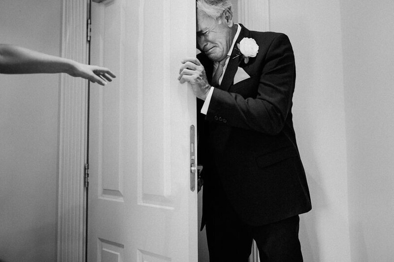 Фотография: 26 трогательных фото отцов, которые не сдержали эмоций на свадьбе дочерей №2 - BigPicture.ru