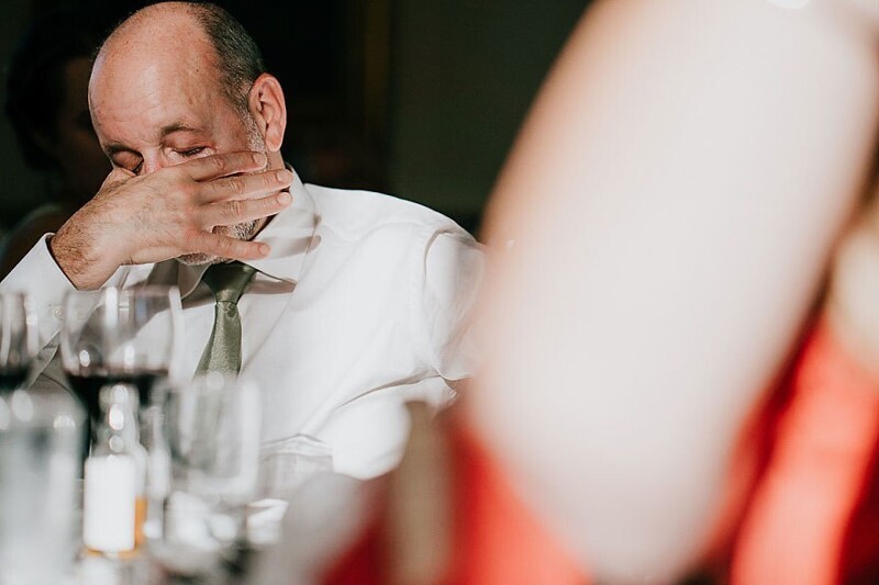 Фотография: 26 трогательных фото отцов, которые не сдержали эмоций на свадьбе дочерей №20 - BigPicture.ru