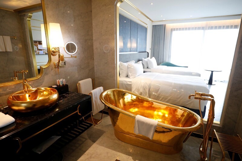 Фотография: Во Вьетнаме открылся отель, покрытый чистым золотом внутри и снаружи №7 - BigPicture.ru