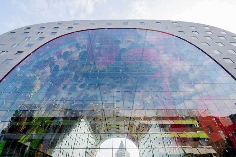 Фотография: Как выглядит цифровая фреска на невероятном футуристическом здании рынка Роттердама №5 - BigPicture.ru