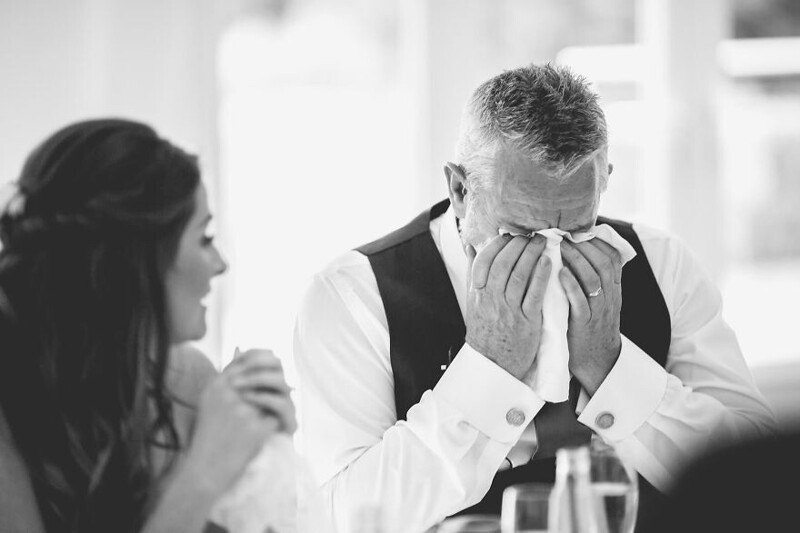 Фотография: 26 трогательных фото отцов, которые не сдержали эмоций на свадьбе дочерей №18 - BigPicture.ru
