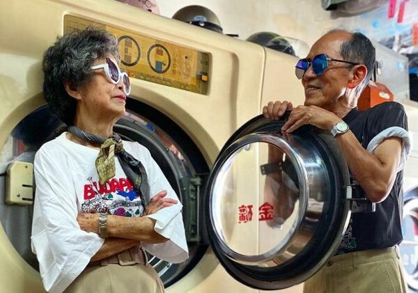 Необычный инстаграм тайваньских пенсионеров, которые устраивают фотосессии в чужой одежде