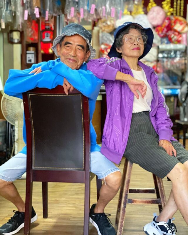 Фотография: Необычный инстаграм тайваньских пенсионеров, которые устраивают фотосессии в чужой одежде №5 - BigPicture.ru