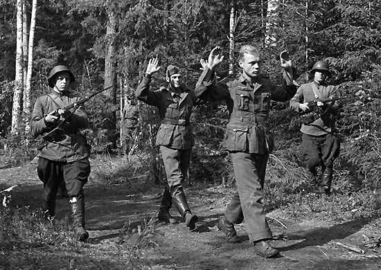 Советские бойцы ведут в штаб двух «языков». 1943 год