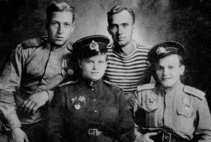 Евдокия Завалий с однополчанами. 1943 год
