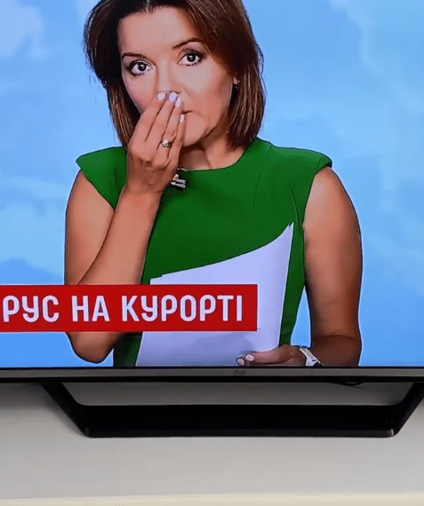 Фотография: Конфуз в прямом эфире: телеведущая на глазах у зрителей потеряла передний зуб, но сохранила хладнокровие №4 - BigPicture.ru