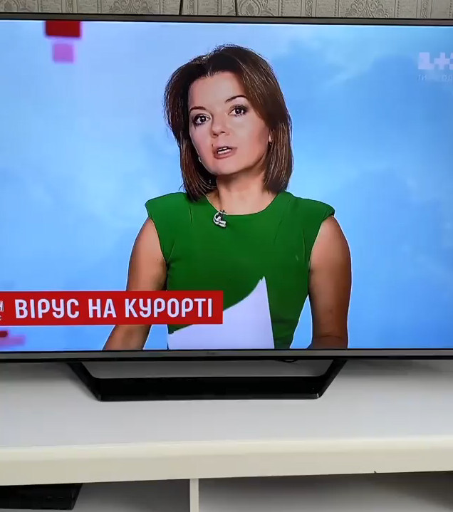 Фотография: Конфуз в прямом эфире: телеведущая на глазах у зрителей потеряла передний зуб, но сохранила хладнокровие №2 - BigPicture.ru