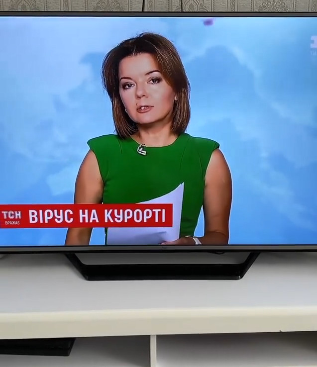 Фотография: Конфуз в прямом эфире: телеведущая на глазах у зрителей потеряла передний зуб, но сохранила хладнокровие №3 - BigPicture.ru