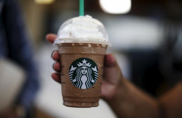 Фотография: 19-летняя мусульманка подает в суд на Starbucks: на ее стакане написали ИГИЛ №2 - BigPicture.ru