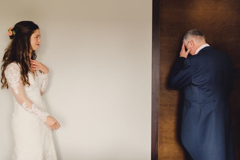 Фотография: 26 трогательных фото отцов, которые не сдержали эмоций на свадьбе дочерей №22 - BigPicture.ru