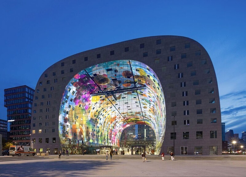 Фотография: Как выглядит цифровая фреска на невероятном футуристическом здании рынка Роттердама №1 - BigPicture.ru