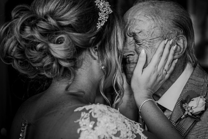 Фотография: 26 трогательных фото отцов, которые не сдержали эмоций на свадьбе дочерей №6 - BigPicture.ru