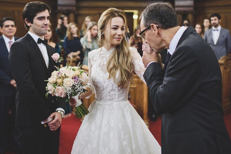 Фотография: 26 трогательных фото отцов, которые не сдержали эмоций на свадьбе дочерей №16 - BigPicture.ru