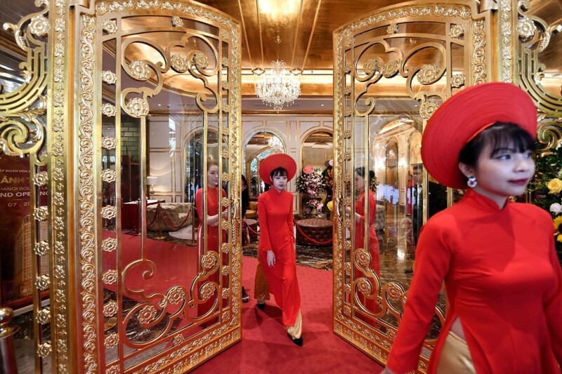 Фотография: Во Вьетнаме открылся отель, покрытый чистым золотом внутри и снаружи №5 - BigPicture.ru