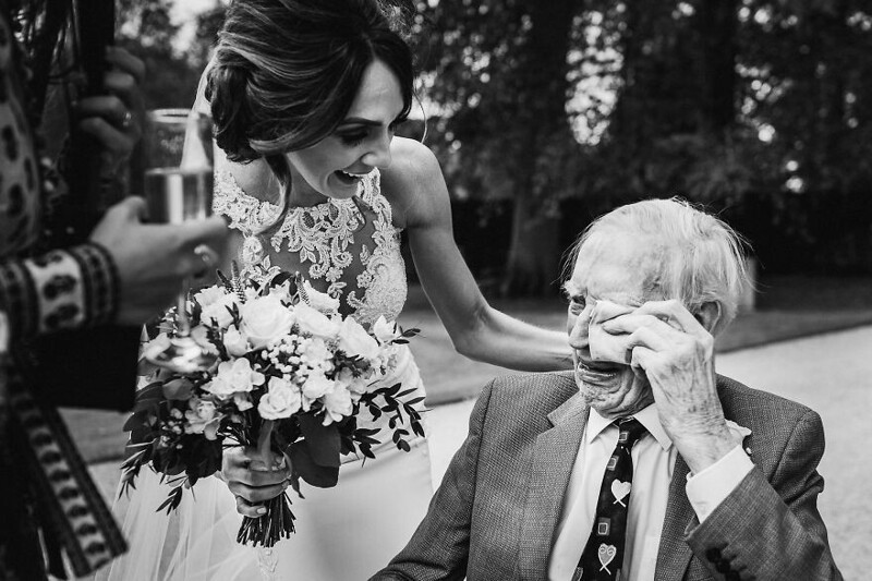 Фотография: 26 трогательных фото отцов, которые не сдержали эмоций на свадьбе дочерей №10 - BigPicture.ru