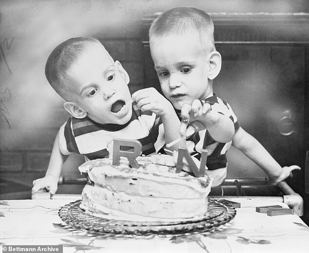Фотография: В США умерли самые старые сиамские близнецы Ронни и Донни Гэлион №4 - BigPicture.ru