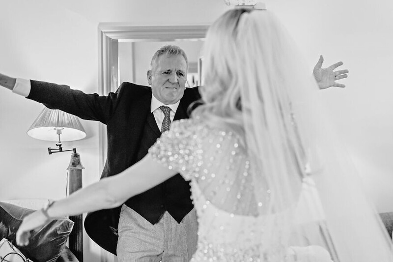 Фотография: 26 трогательных фото отцов, которые не сдержали эмоций на свадьбе дочерей №8 - BigPicture.ru