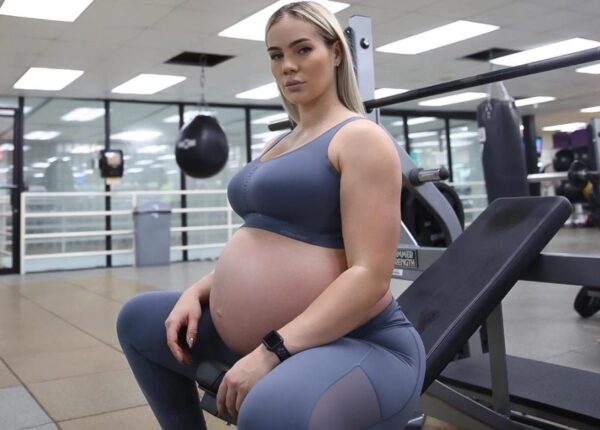 Бодибилдерша тренировалась в зале всю беременность и приседала даже во время схваток