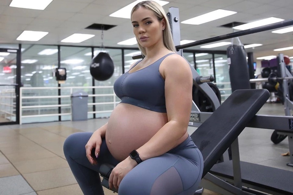 Фотография: Бодибилдерша тренировалась в зале всю беременность и приседала даже во время схваток №1 - BigPicture.ru