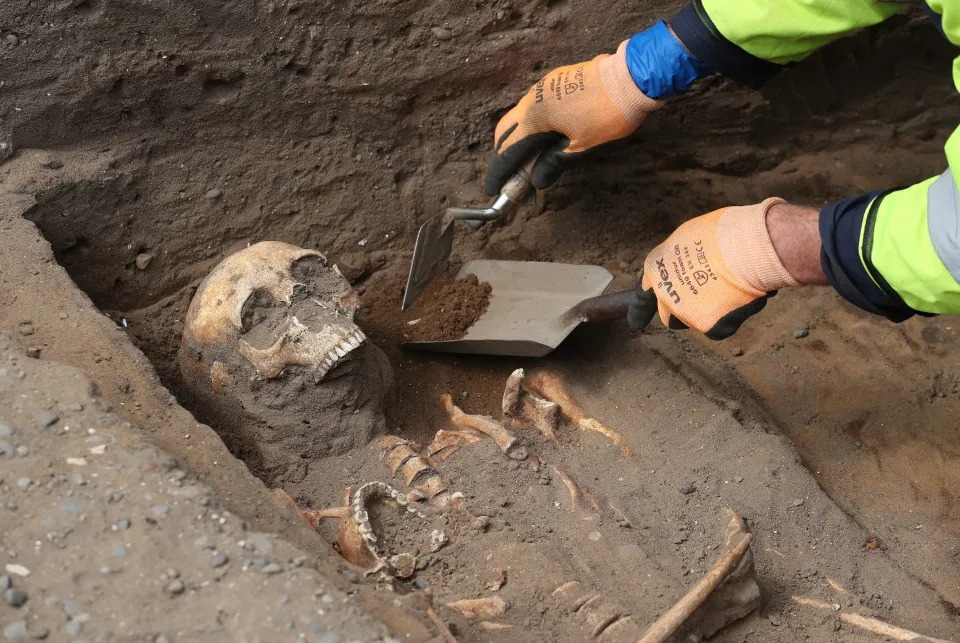 Фотография: При расширении трамвайной линии в Эдинбурге обнаружили 700-летние человеческие скелеты №6 - BigPicture.ru